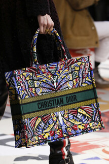 Details Christian Dior , Details Dior Fall 2018 Ready-to-Wear , Детали показа Кристиан Диор , Детали показа Диор осень зима 2018 , Fashion show , неделя моды в Париже , PFW , Мария Грация Кьюри , Mainstyles